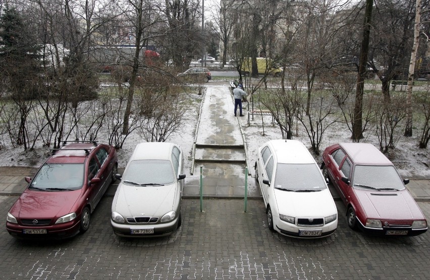 Kierowcy, chcąc ułatwić i przyspieszyć odśnieżenie...