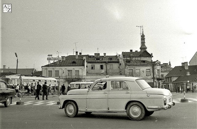 Początek lat 70 ub. wieku. Samochód "Warszawa, przed dawnym dworcem autobusowym w Zamościu