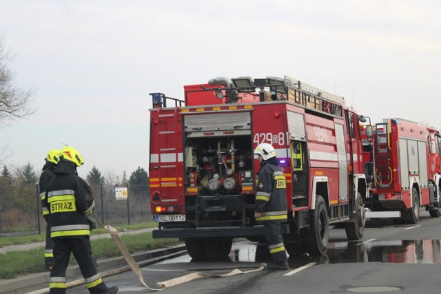 Strażacy nabierający wodę z okolicznych hydrantów