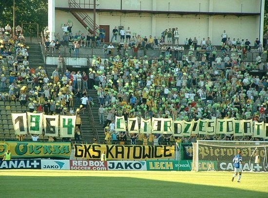 Kibice GieKSy cieszą się z możliwości zobaczenia swojej drużyny w hali "Arena" w Poznaniu