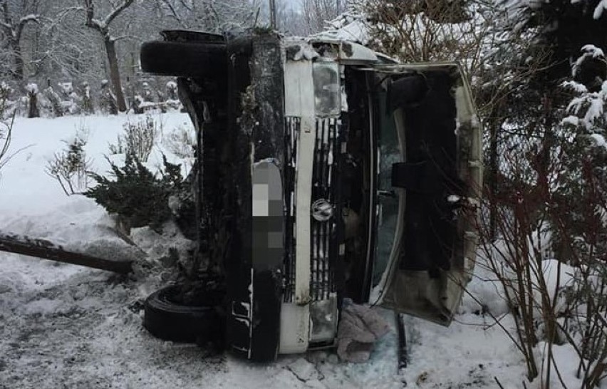 Transportowy vw wypadł z drogi i zatrzymał się przed ścianą...