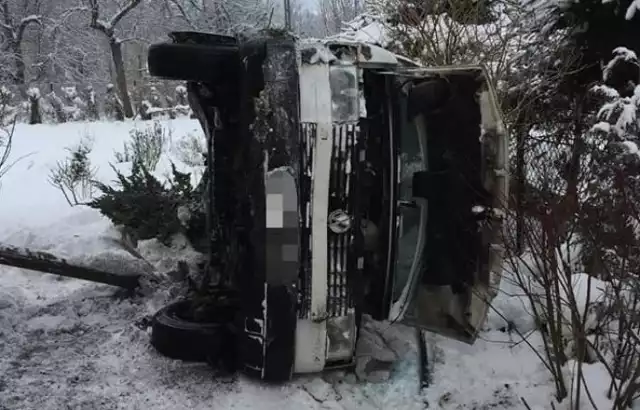 Transportowy vw wypadł z drogi i zatrzymał się przed ścianą domu