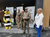 Akcja "Ratujemy pszczoły" w Oleśnicy zainaugurowana! Pojawiły się ule, hotele i kwietna łąka