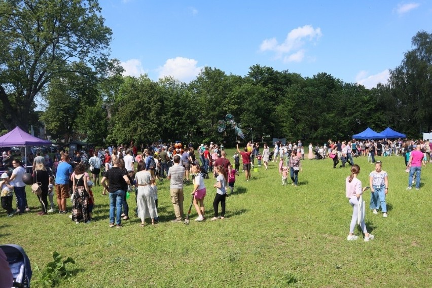 Kolorowy zawrót głowy oraz Festiwal Baniek Mydlanych. To był wyjątkowy festyn rodzinny w Świdniku! [Fotorelacja] 