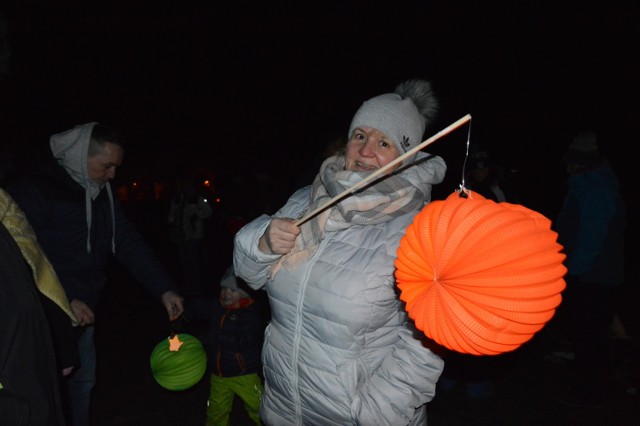 W sobotę 24 lutego, o godz. 19.00  mieszkańcy Łęknicy i Bad Muskau wyruszyli na tradycyjny pochód z lampionami po Parku Mużakowskim z okazji Festiwalu Świateł Zimowych. Było to jak zawsze pełne atrakcji widowisko świetlne. Mimo mroźnej aury, impreza zgromadziła kilkaset osób. Lampiony zabezpieczali organizatorzy. Na koniec można było ogrzać się przy wielkim ognisku, rozpalonym na łące przed Nowym Zamkiem, spróbować grzanego wina, czy zjeść jakąś smaczną przekąskę.
Przeczytaj: Park Mużakowski jednym z siedmiu cudów Polski? 

