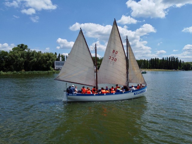 Młodzi adepci żeglarstwa w trakcie PolSailing Day w Janikowie podczas rejsu jachtem DZ