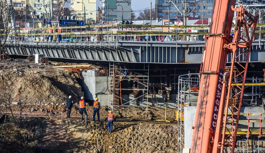 Na ul. Wojska Polskiego, na placu budowy nowego wiaduktu,...