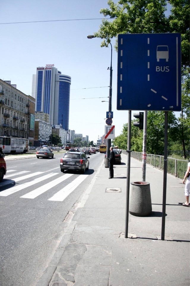 Włączenie  świateł awaryjnych nie usprawiedliwia parkowania na środku jezdni. Oczywistym jest, że Warszawa ma problem z parkowaniem, ale zostawianie samochodu na pasie ruchu to nie tylko brak kultury, ale zwyczajna lekkomyślność.