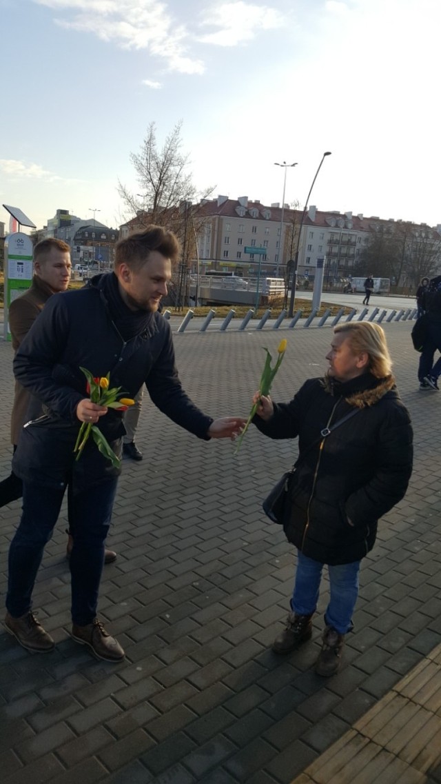 Poseł Krzysztof Truskolaski w pobliżu skrzyżowania Sienkiewicza z Aleją Piłsudskiego rozdawał białostoczankom kwiaty na Dzień Kobiet.