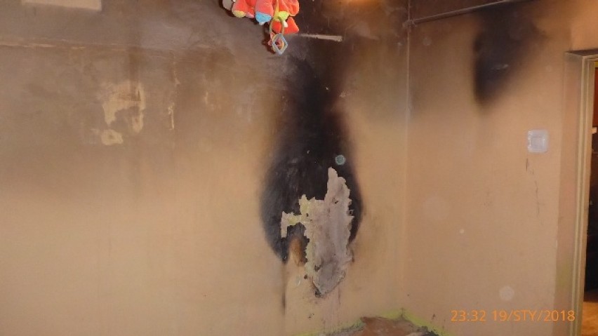 Pożar w budynku wielorodzinnym w Okonku ugaszony