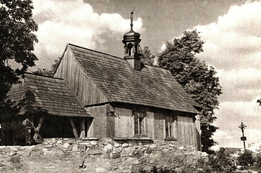 Lata 1948-1953 , Drewniany kościół cmentarny w Busku.
