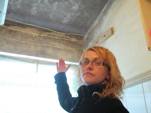 Tak wygląda sufit w łazience mieszkania pani Moniki. Nieocieplony strop powoduje, że ściany są cały czas zawilgocone