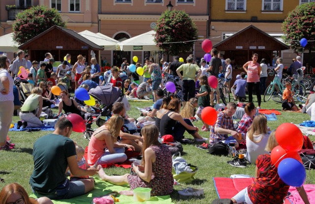 Już w piątek 24 maja rozpoczyna się "Majówka na trawie 2019". Grudziądzki Rynek zamieni się w oazę zieleni, jego płyta wyłożona zostanie  naturalną trawą. Zaplanowano "Ekojarmark", szereg koncertów, występów, pokazów i zabaw dla dzieci. Będą trwały aż do niedzieli.