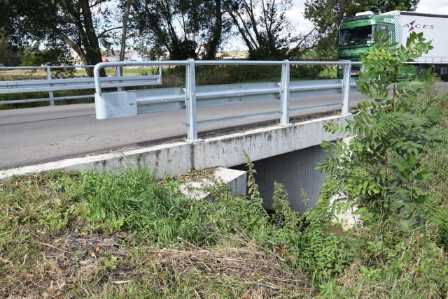 Nielegalny most na ul. Szynowice w Białej. Nie ma przed nim znaku o dopuszczalnej nośności, a jeżdżą po nim TIR-y.