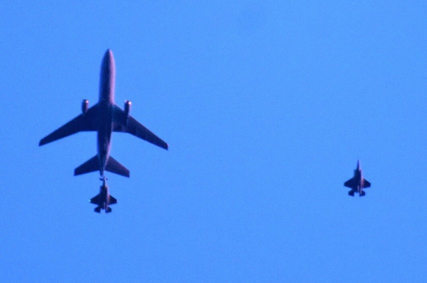 Amerykański samolot wojskowy Boeing KC-135 Stratotanker od rana krąży nad Warszawą. Jaką spełnia funkcję?