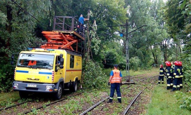 Burze w Krakowie i Małopolsce. Służby usuwają skutki nawałnic. Zerwane trakcje, powalone drzewa