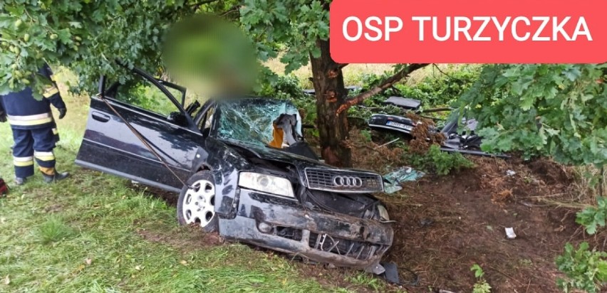 Kierowca uderzył w drzewo, konieczne było rozcinanie karoserii. Zdjęcia dzięki uprzejmości OSP Turzyczka.