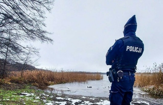 Policjanci na stanowisku do wędkowania zauważyli leżącego mężczyznę. Po nawiązaniu kontaktu okazało się, że nietrzeźwy mieszkaniec Świętochłowic zasnął podczas rozmowy przez telefon.