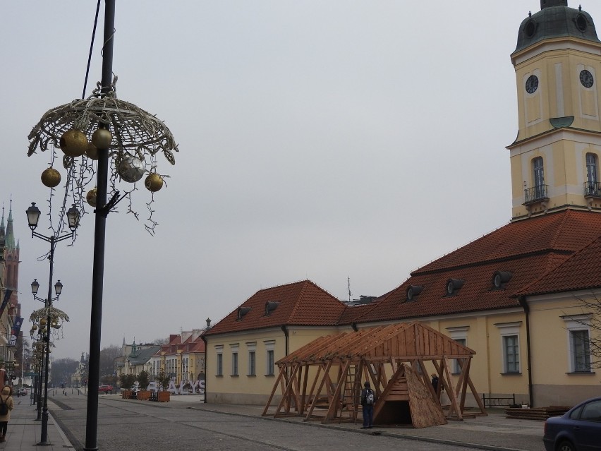 Na Rynku Kościuszki w Białymstoku powstaje bożonarodzeniowa szopka. Już niedługo poczujemy świąteczny klimat (zdjęcia) 