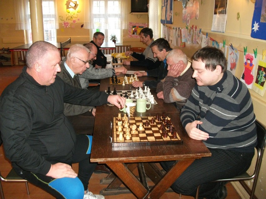 Mecz szachowy w Wałbrzychu - grali przedstawiciele dwóch dzielnic