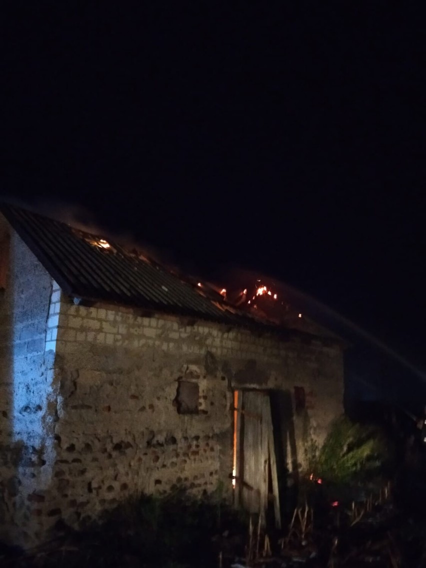 Nocny pożar w Giżynku koło Rypina. Palił się dach szopy w opuszczonym gospodarstwie