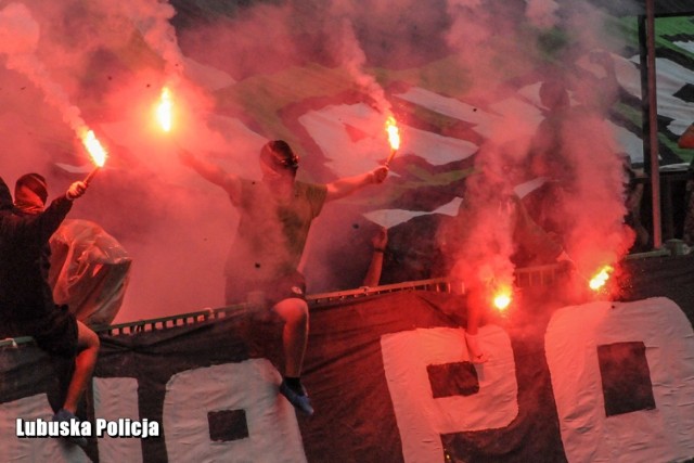 Mężczyźni usłyszeli zarzuty, zostali oddani pod dozór Policji i mają orzeczone zakazy stadionowe.