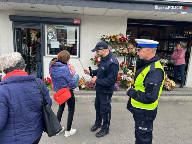 Żorscy policjanci pojawili się we wtorek 31 października w rejonie cmentarzy, by przypomnieć mieszkańcom o najważniejszych zasadach związanych z bezpieczeństwem