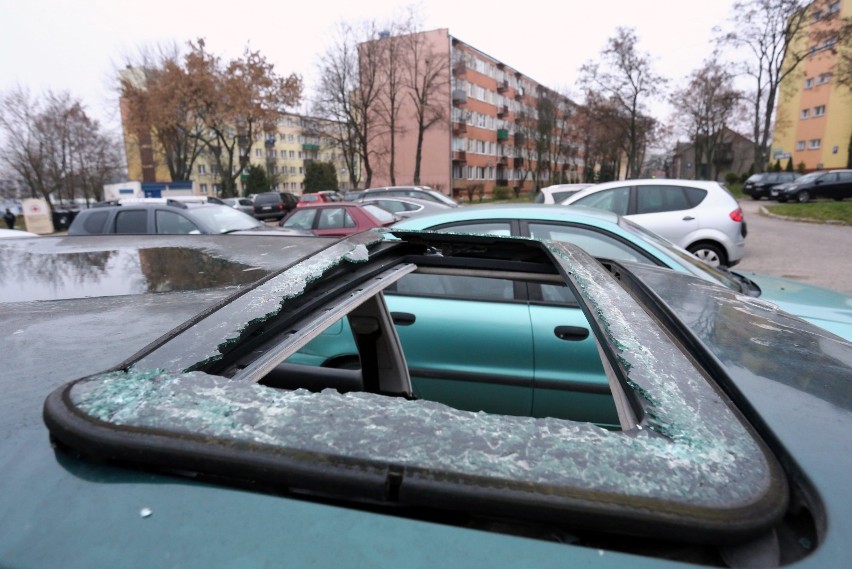 Wrak volkswagena straszy na parkingu przy pawilonie Społem...