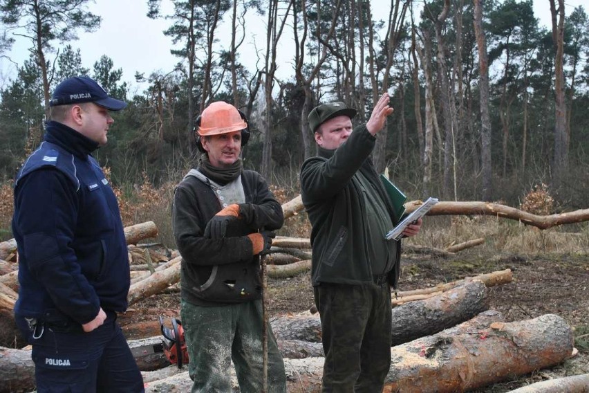 Policjanci z Radziejowa wspólnie z leśniczym patrolowali lasy [zdjęcia]