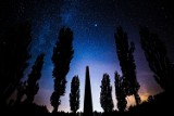 Gwieździste niebo w obiektywie Grzegorza Sawki. Niesamowite fotografie nieba nad Odrą. Przepięknie widać gwiazdy i drogę mleczną