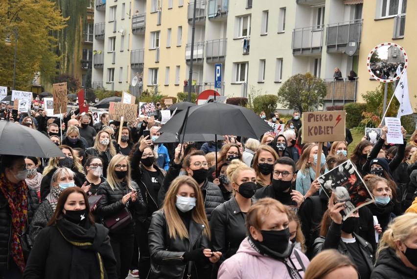 "Piekło kobiet" pod siedzibą PiS w Chrzanowie. Protestowano przeciwko zaostrzeniu przepisów prawa aborcyjnego [ZDJĘCIA, WIDEO]