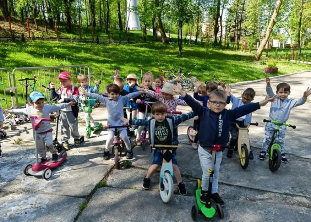 W Rowerowym Maju uczniowie i przedszkolaki z Będzina oraz Dąbrowy Górniczej uczestniczą już od wielu lat 

Zobacz kolejne zdjęcia/plansze. Przesuwaj zdjęcia w prawo naciśnij strzałkę lub przycisk NASTĘPNE