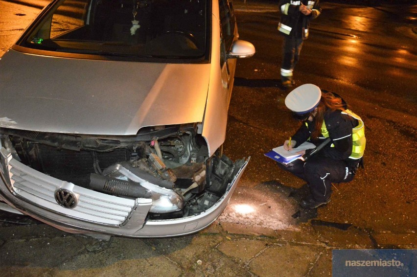 Wypadek na skrzyżowaniu ulic Jana Pawła II - Botaniczna we Włocławku. Dwie osoby trafiły do szpitala