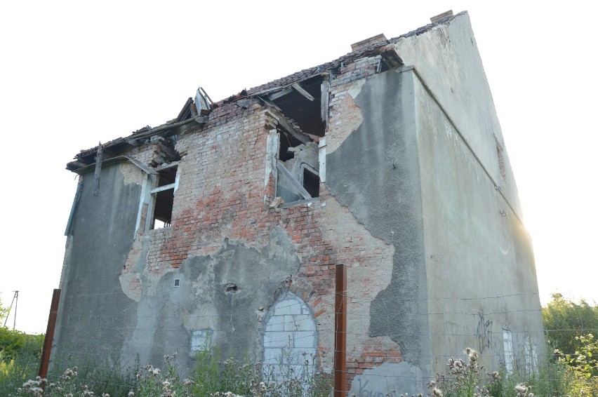 Malbork. W obiektywie: opuszczony dom przy alei Wojska Polskiego powoli się wali