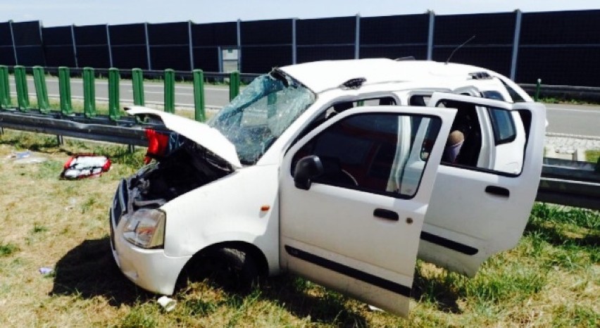 Wypadek autostrada A1: Dachowanie suzuki, 9-latek śmigłowcem...