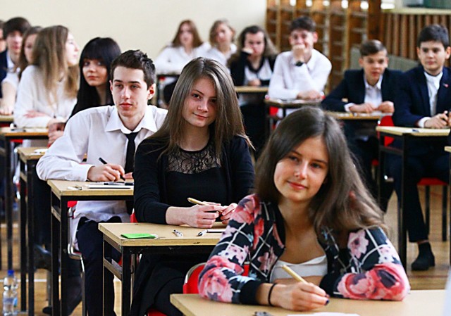 Trzecioklasiści kończą pisanie egzaminu gimnazjalnego.