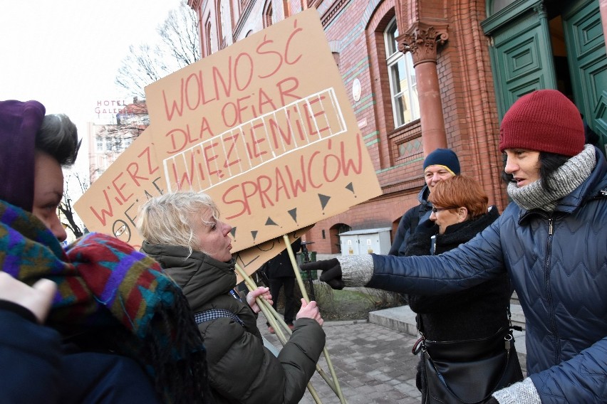 "Dobrzy" chłopcy nie gwałcą - protest przed legnickim sądem [ZDJĘCIA, FILM] 