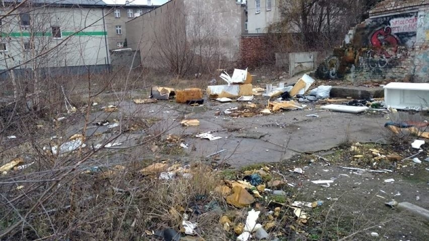 Problem dzikiego wysypiska śmieci na sporym placu przy ul....