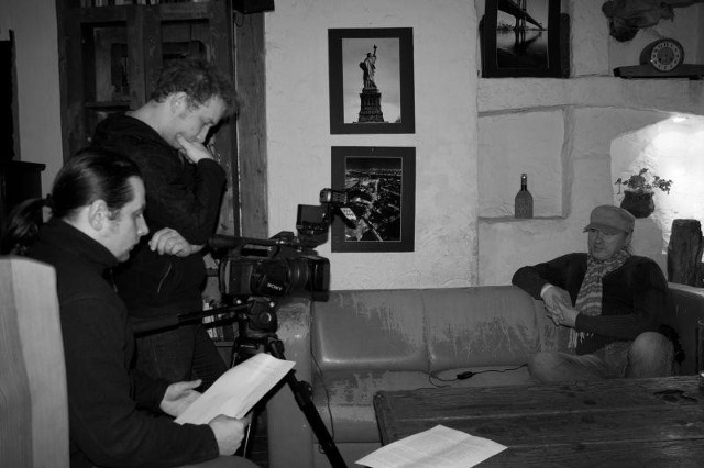 Krzysztof Paliński i Tomasz Szwiec na planie zdjęciowym filmu o rudzkiej grupie "Gang Olsena", prezentowanego podczas "Filmowego południa"