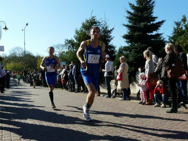 Bieg do Gorących Źródeł 2014. Dwaj najlepsi biegacze z Uniejowa na trasie - Damian Berczyński i Łukasz Kubiak