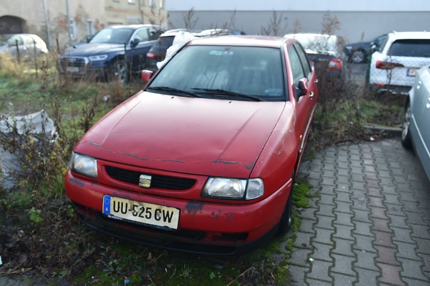 Leszno. Bezdomni koczują we wraku obok przedszkola. Placówka prosi o pomoc [ZDJĘCIA]