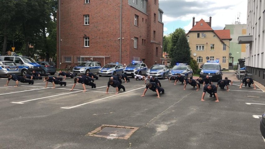 Mundurowi z Oleśnicy wzięli udział w #GaszynChallenge i pompowali dla małej Mii