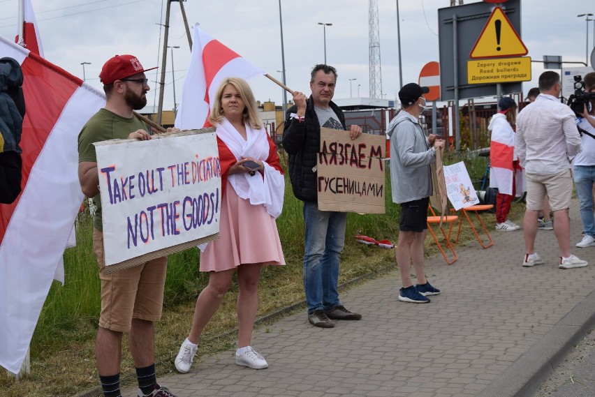 Protestują pod białoruskimi granicami. Tak walczą o demokrację w swoim kraju