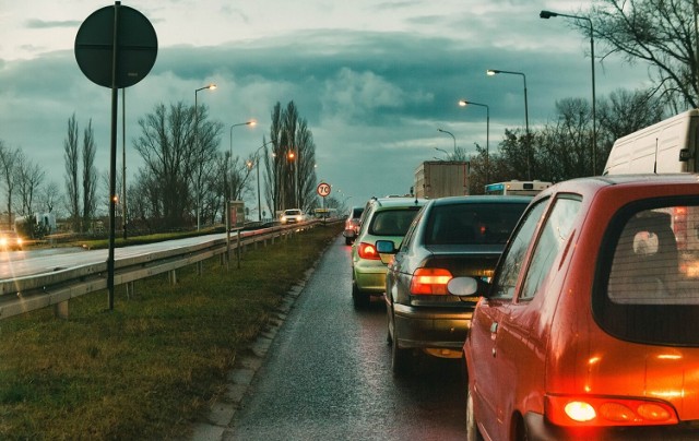 Zbyt długie pozostawienie włączonego silnika na postoju grozi konsekwencjami.