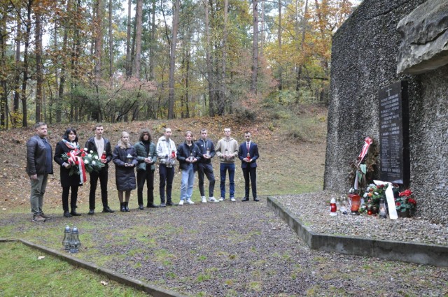 Uczniowie wraz  z poseł Anną Dobrowską - Banaszek uczcili również pamięć brutalnie pomordowanych przez Gestapo 3 i 4 lipca 1940 r. w Kumowej Dolinie przedstawicieli inteligencji ziemi chełmskiej i krasnostawskiej.