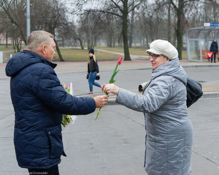 Dzień Kobiet 2017 w Białymstoku. Jak prezydenci kwiaty wręczali [ZDJĘCIA]