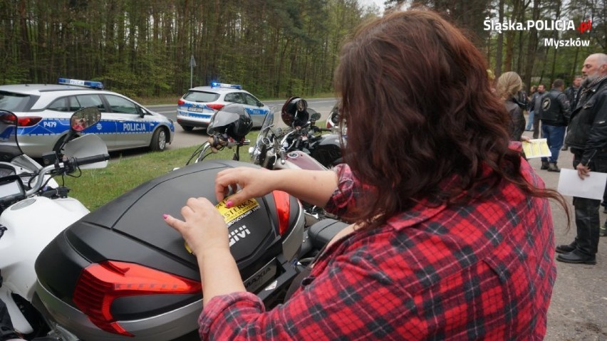 Myszków: „Patrz w lusterka. Motocykle są wszędzie” [ZDJĘCIA] Wspólna akcja policjantów i myszkowskich motocyklistów