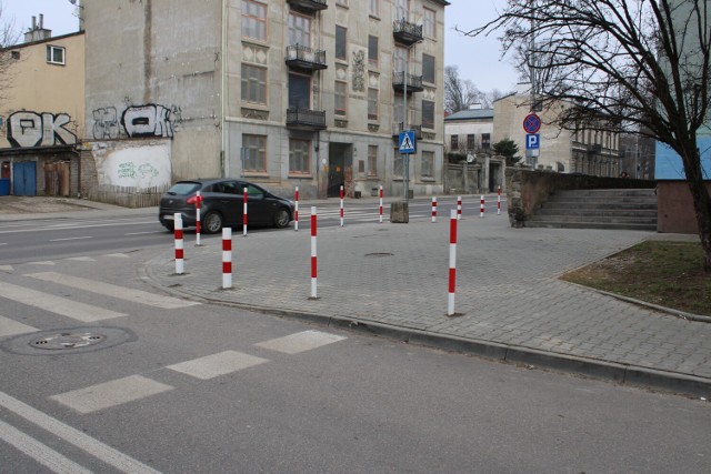 Na ulicy 25 Czerwca w centrum Radomia powstały słupki na chodnikach, by uniemożliwić wjazd samochodów.