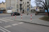 Koniec z patoparkowaniem na odcinkach ulicy 25 Czerwca w Radomiu, słupki blokują wjazd samochodom