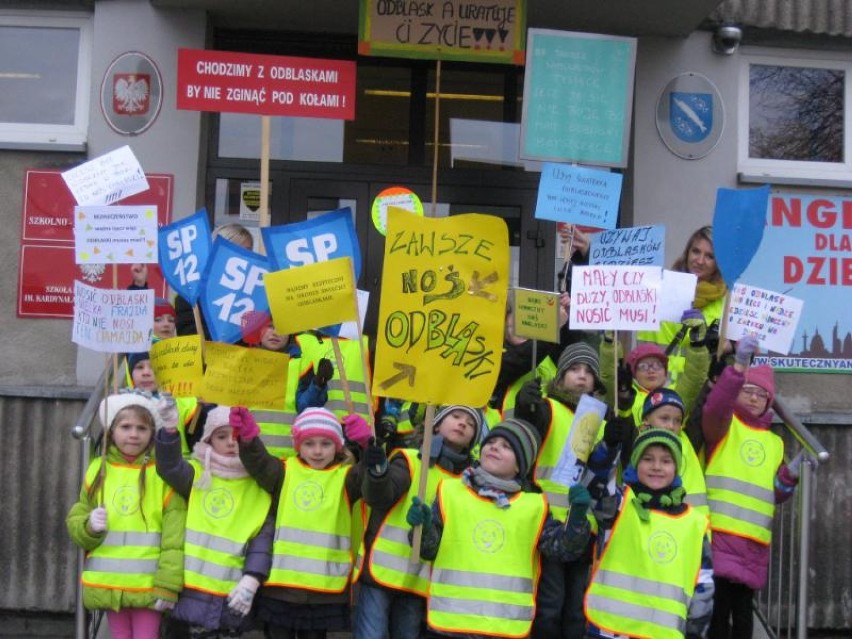 Happening w Rybniku: Dzieciaki namawiały do noszenia odblasków 